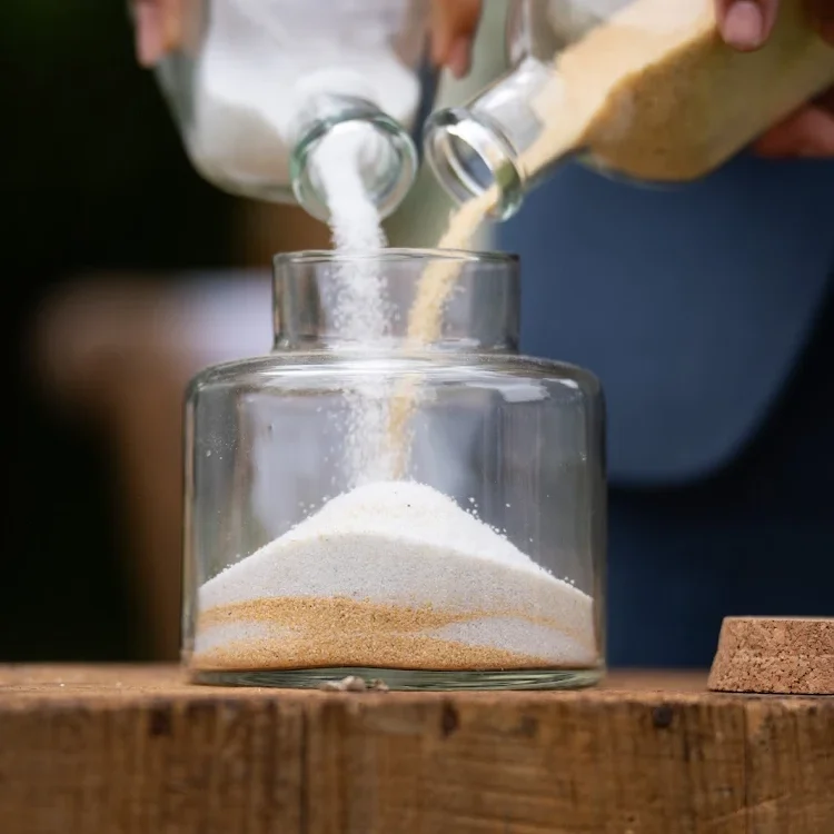 Vaincre de la farine et du sucre versés dans un récipient en verre.