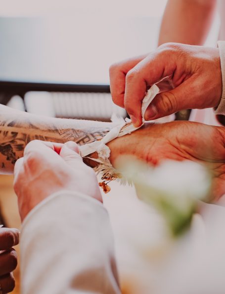 Application d'un bandage sur un poignet avec des mains en action.