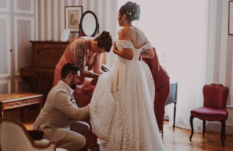 future mariés à Lyon avec bouquet